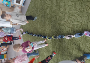 Dzieci patrzą jak daleko sięga ich pociąg z butów