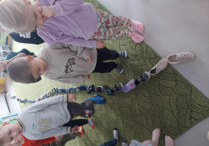 Dzieci sprawdzają kto będzie miał niedługo niemałą niespodziankę