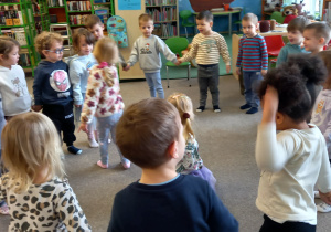 Dzieci bawią się w kole