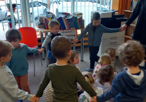 Dzieci bawią się w kole