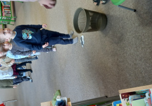 Dzieci rzucają do celu