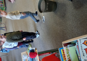 Dzieci rzucają do celu