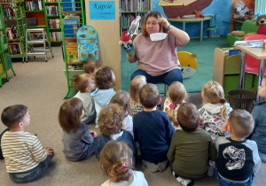 Dzieci słuchają opowiadania