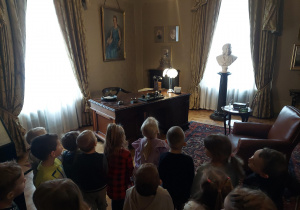 Dzieci oglądają gabinet