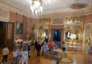 Dzieci w sali lustrzanej