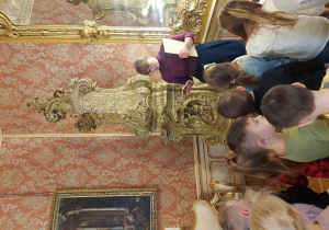 Dzieci słuchają ,,opowiadania ptaszków" o spotkaniach na herbacie