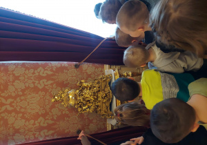 Dzieci oglądają zegar