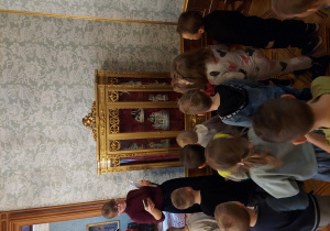 Dzieci ,,słuchają pieska z porcelany"