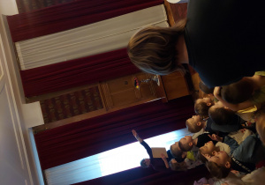 Dzieci podziwiają jadalnie