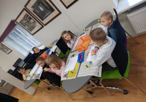 Dzieci odwzorowują zwierzęta, które opowiadały im o dziejach w pałacu Herbsta