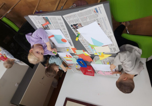 Dzieci wykonują pracę plastyczną