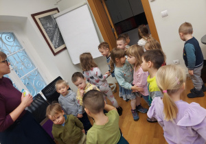 Dzieci żegnają się z panią przewodnik