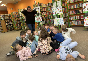 Zabawy dzieci na dywanie