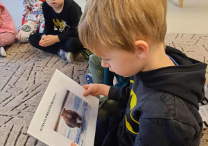 Chłopiec próbuje odczytać zdanie