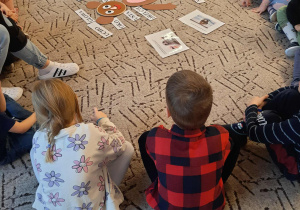 Dzieci szukają odpowiednich wyrazów