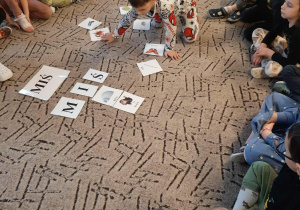 Dzieci szukają wyrazów na podaną literę