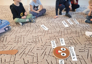 Dzieci układają misia z elementów