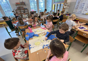 Dzieci wykonują pracę plastyczną