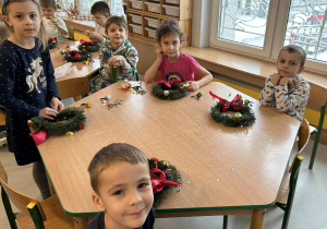 Dzieci dekorują wianki