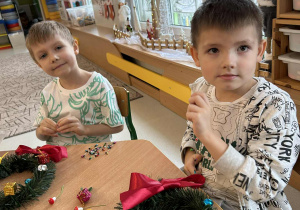 Dzieci dekorują wianki