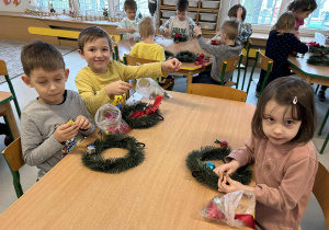 Dzieci dekorują wianki świąteczne