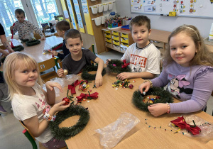 Dzieci ozdabiają wianki