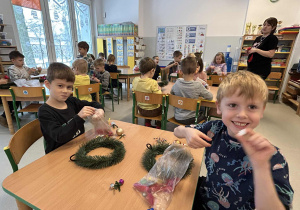 Dzieci dekorują wieńce