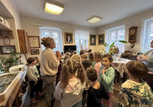 Dzieci oglądają eksponaty