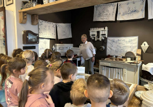 Dzieci oglądają wystawę