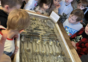 Dzieci oglądają wystawę sztućców