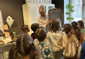 Dzieci słuchają opowiadania