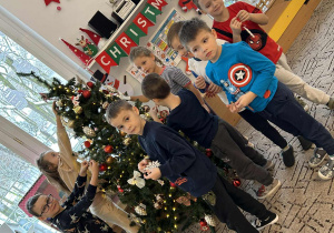 Dzieci ubierają choinkę