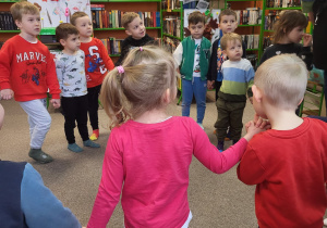 Pani bibliotekarka wita dzieci ze skrzatem