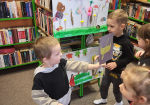 Dzieci szukają symboli Łodzi na półkach