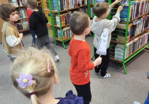 Dzieci szukają symboli Łodzi na półkach