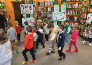 Dzieci razem z Łodzikiem szukają symboli