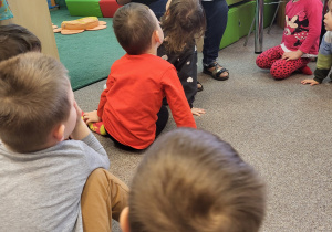 Dzieci patrzą na zdjęcie pomnika kota