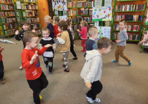 Dzieci udają, że latają