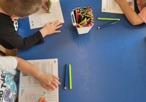 Dzieci kolorują psa Gadka