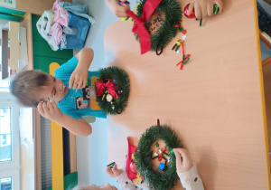 Dzieci ozdabiają świąteczne wianki