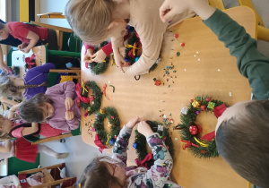 Dzieci ozdabiają świąteczne wianki