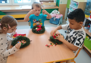 Dzieci ozdabiają świąteczne wianki