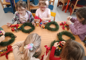 Dzieci ozdabiają świąteczne wianki