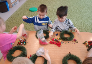 Dzieci ozdabiają świąteczne wianki