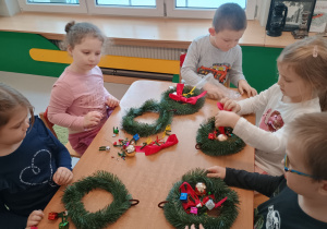 Dzieci ozdabiają świąteczne wianki