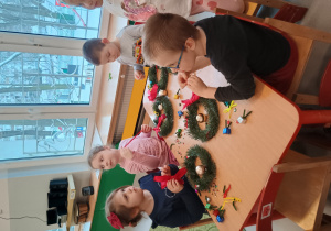 Dzieci ozdabiają świąteczne wianki