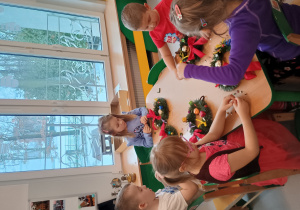 Dzieci ozdabiają świąteczne wianki