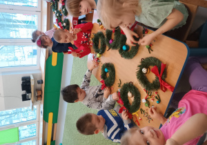 Dzieci ozdabiają świąteczne wianki