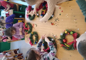Dzieci ozdabiają świąteczne wianki