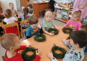 Dzieci słuchają instrukcji prowadzącej warsztaty